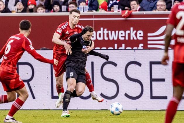 Fußball - Herren - 2. Bundesliga - 20. Spieltag - Saison 2024 2025 - Fortuna Düsseldorf vs. SSV Ulm 1846 Fußball 01.02.25 7 Dzenan Pejcinovic (Fortuna Düsseldorf), Neuzugang 14 Dennis Dressel (SSV Ulm 1846 Fußball) DFL regulations prohibit any use of photographs as image sequences and or quasi-video Düsseldorf Merkur Spiel-Arena Nordrheinwestfalen Deutschland
