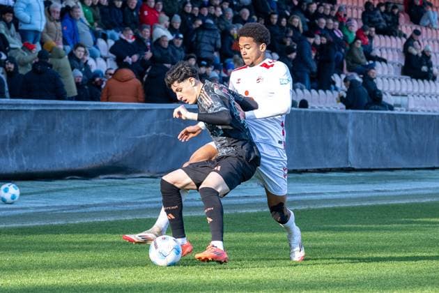 02.02.2025, Fussball: U19 DFB-Nachwuchsliga, Spieltag 01, Saison 2024 2025, 1.FC Koeln - FC Bayern Muenchen Franz-Kremer-Stadion in Köln. Zweikampf zwischen Deniz Ofli (FC Bayern Muenchen, 03) und Youssoupha Niang (1. FC Koeln, 09). Foto: Kirchner-Media Thomas Haesler