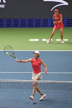 (250202) -- SINGAPORE, Feb. 2, 2025 -- Wang Xinyu Zheng Saisai (L) compete during the women s doubles final match between Wang Xinyu Zheng Saisai of China and Desirae Krawczyk (USA) Giuliana Olmos (Mexico) at the Singapore Tennis Open in Singapore, Feb. 2, 2025. (Photo by Xinhua) (SP)SINGAPORE-TENNIS-SINGAPORE OPEN-WOMEN S DOUBLES ThenxChihxWey 