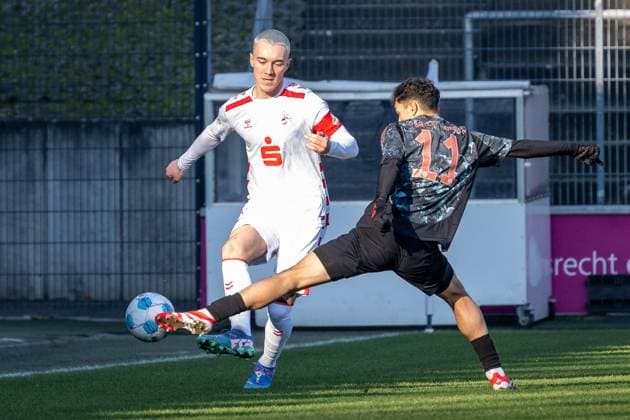 02.02.2025, Fussball: U19 DFB-Nachwuchsliga, Spieltag 01, Saison 2024 2025, 1.FC Koeln - FC Bayern Muenchen Franz-Kremer-Stadion in Köln. Zweikampf zwischen Nick Zimmermann (1. FC Koeln, 02) und Mudaser Sadat (FC Bayern Muenchen, 11). Foto: Kirchner-Media Thomas Haesler Copyright: xKirchner-Media ThomasxHaeslerx