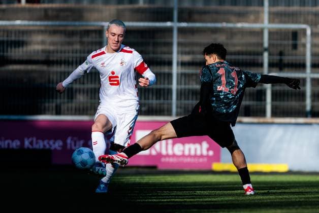 A-Junioren Bundesliga U19 Hauptrunde: 1. FC Köln U19 - FC Bayern München U19; 02.02.2025 Zweikampf Nick Zimmermann (1. FC Köln U19, 2), Mudaser Sadat (FC Bayern München U19, 11) A-Junioren Bundesliga U19 DFB Nachwuchsliga - Hauptrunde Liga A Gruppe A 24 25: 1. FC Köln U19 - FC Bayern München U19, Köln, Franz-Kremer-Stadion DFB REGULATIONS PROHIBIT ANY USE OF PHOTOGRAPHS AS IMAGE SEQUENCES AND OR QUASI-VIDEO.