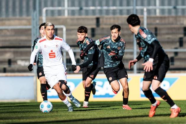 A-Junioren Bundesliga U19 Hauptrunde: 1. FC Köln U19 - FC Bayern München U19; 02.02.2025 Keyhan Sancarbarlaz (1. FC Köln U19, 8) am Ball A-Junioren Bundesliga U19 DFB Nachwuchsliga - Hauptrunde Liga A Gruppe A 24 25: 1. FC Köln U19 - FC Bayern München U19, Köln, Franz-Kremer-Stadion DFB REGULATIONS PROHIBIT ANY USE OF PHOTOGRAPHS AS IMAGE SEQUENCES AND OR QUASI-VIDEO.