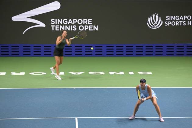 (250202) -- SINGAPORE, Feb. 2, 2025 -- Desirae Krawczyk (L) Giuliana Olmos compete during the women s doubles final match between Wang Xinyu Zheng Saisai of China and Desirae Krawczyk (USA) Giuliana Olmos (Mexico) at the Singapore Tennis Open in Singapore, Feb. 2, 2025. (Photo by Xinhua) (SP)SINGAPORE-TENNIS-SINGAPORE OPEN-WOMEN S DOUBLES ThenxChihxWey 