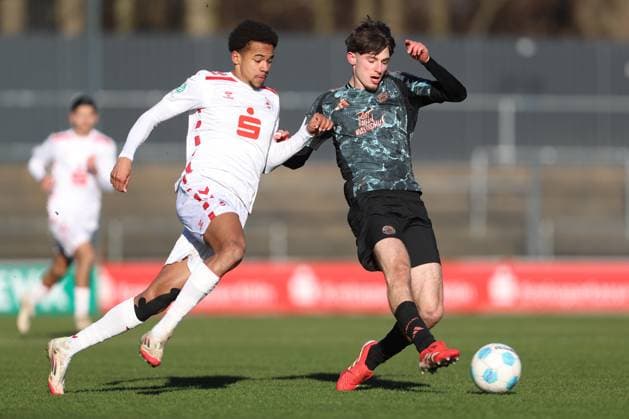 Youssoupha Niang (1.FC Köln U19) und Roko Mijatovic (FC Bayern Muenchen) im Zweikampf waehrend des Spiels der U19 DFB-Nachwuchsliga Hauptrunde A Liga A zwischen 1.FC Köln U19 und FC Bayern Muenchen U19, Franz-Kremer-Stadion am 02. February 2025 in Köln, Deutschland. (Foto von Oliver Kaelke DeFodi Images) +++ Youssoupha Niang (1.FC Köln U19) und Roko Mijatovic (FC Bayern Muenchen) battle for the ball during the U19 DFB-Nachwuchsliga Hauptrunde A Liga A match between 1.FC Köln U19 and FC Bayern Muenchen at Franz-Kremer-Stadion on February 2, 2025 in Cologne, Germany. (Photo by Oliver Kaelke DeFodi Images) (Photo by Oliver Kaelke DeFodi Images) Defodi-678_2025_02_02_OK_FCKFCB_0059