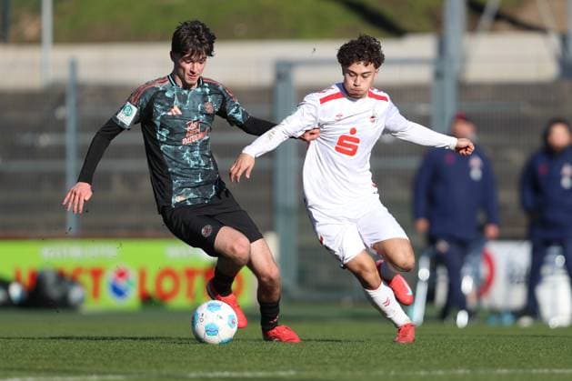 Roko Mijatovic (FC Bayern Muenchen) und Justin von der Hitz (1.FC Köln U19) im Zweikampf waehrend des Spiels der U19 DFB-Nachwuchsliga Hauptrunde A Liga A zwischen 1.FC Köln U19 und FC Bayern Muenchen U19, Franz-Kremer-Stadion am 02. February 2025 in Köln, Deutschland. (Foto von Oliver Kaelke DeFodi Images) +++ Roko Mijatovic (FC Bayern Muenchen) und Justin von der Hitz (1.FC Köln U19) battle for the ball during the U19 DFB-Nachwuchsliga Hauptrunde A Liga A match between 1.FC Köln U19 and FC Bayern Muenchen at Franz-Kremer-Stadion on February 2, 2025 in Cologne, Germany. (Photo by Oliver Kaelke DeFodi Images) (Photo by Oliver Kaelke DeFodi Images) Defodi-678_2025_02_02_OK_FCKFCB_0171
