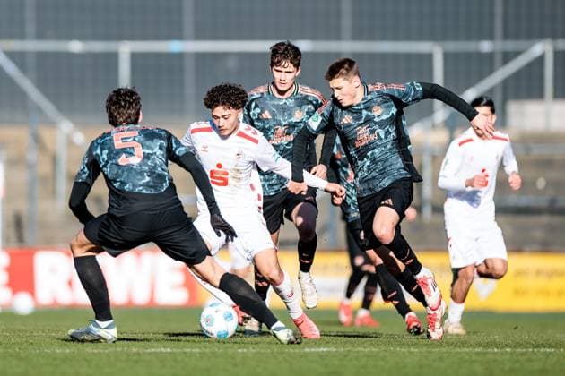 A-Junioren Bundesliga U19 Hauptrunde: 1. FC Köln U19 - FC Bayern München U19; 02.02.2025 Zweikampf Luis Schäfer (FC Bayern München U19, 5), Justin Kai von der Hitz (1. FC Köln U19, 7), Max Mergner (FC Bayern München U19, 65), Magnus Dalpiaz (FC Bayern München U19, 2) A-Junioren Bundesliga U19 DFB Nachwuchsliga - Hauptrunde Liga A Gruppe A 24 25: 1. FC Köln U19 - FC Bayern München U19, Köln, Franz-Kremer-Stadion DFB REGULATIONS PROHIBIT ANY USE OF PHOTOGRAPHS AS IMAGE SEQUENCES AND OR QUASI-VIDEO.