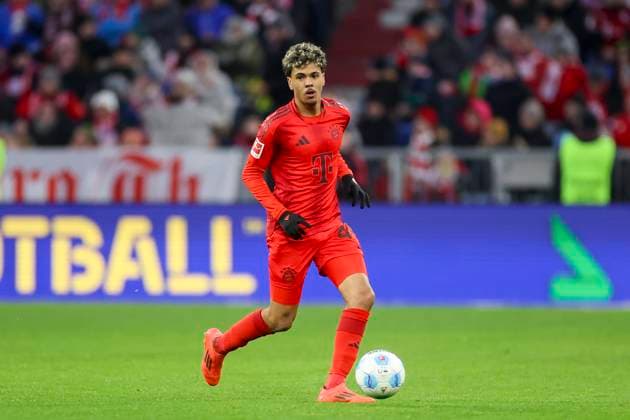 Adam Aznou (FC Bayern Muenchen) kontrolliert den Ball, Bundesliga, FC Bayern München v Holstein Kiel, Allianz Arena am 01. February 2025 in München, Deutschland. (Foto von Marco Steinbrenner DeFodi Images) Adam Aznou (FC Bayern Muenchen) controls the ball, Bundesliga, FC Bayern München v Holstein Kiel, Allianz Arena, February 1, 2025 in Munich, Germany. (Photo by Marco Steinbrenner DeFodi Images) DFL regulations prohibit any use of photographs as image sequences and or quasi-video. Defodi-700_muenchen_kiel_20250201_157
