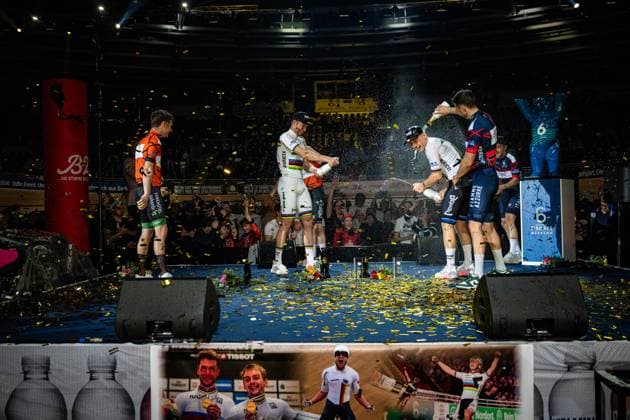 HEIJNEN Philip, HAVIK Yoeri, KLUGE Roger, REINHARDT Theo, VIVIANI Elia, SCARTEZZINI Michele: Six Day Berlin 2025 Team 2 - HEIJNEN Philip ( NED ) - Black - HAVIK Yoeri ( NED ) - Red Second Place - Team 1 - KLUGE Roger ( GER ) - Red - REINHARDT Theo ( GER ) - Black Winner - First Place - Team 12 - VIVIANI Elia ( ITA ) - Black - SCARTEZZINI Michele ( ITA ) - Red Third Place - Award Ceremony - Medal Ceremony - Podium - Querformat - quer - horizontal - Landscape - Event Veranstaltung: Six Day Berlin 2025 - Category Kategorie: Cycling - Track cycling, Rad, Radsport, Bahnrad, Bahn Sixdays - Elite Men - Location Ort: Europe Germany - Berlin - Velodrom Berlin - Discipline: Madison - Distance: ... m - Date Datum: 01.02.2025 Saturday Day 2 -