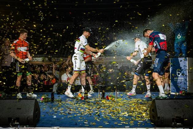 Sport Bilder des Tages HEIJNEN Philip, HAVIK Yoeri, KLUGE Roger, REINHARDT Theo, VIVIANI Elia, SCARTEZZINI Michele: Six Day Berlin 2025 Team 2 - HEIJNEN Philip ( NED ) - Black - HAVIK Yoeri ( NED ) - Red Second Place - Team 1 - KLUGE Roger ( GER ) - Red - REINHARDT Theo ( GER ) - Black Winner - First Place - Team 12 - VIVIANI Elia ( ITA ) - Black - SCARTEZZINI Michele ( ITA ) - Red Third Place - Award Ceremony - Medal Ceremony - Podium - Querformat - quer - horizontal - Landscape - Event Veranstaltung: Six Day Berlin 2025 - Category Kategorie: Cycling - Track cycling, Rad, Radsport, Bahnrad, Bahn Sixdays - Elite Men - Location Ort: Europe Germany - Berlin - Velodrom Berlin - Discipline: Madison - Distance: ... m - Date Datum: 01.02.2025 Saturday Day 2 -