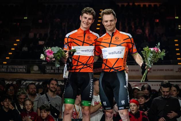 HEIJNEN Philip, HAVIK Yoeri : Six Day Berlin 2025 Team 2 - HEIJNEN Philip ( NED ) - Black - HAVIK Yoeri ( NED ) - Red Second Place - Award Ceremony - Medal Ceremony - Podium - Querformat - quer - horizontal - Landscape - Event Veranstaltung: Six Day Berlin 2025 - Category Kategorie: Cycling - Track cycling, Rad, Radsport, Bahnrad, Bahn Sixdays - Elite Men - Location Ort: Europe Germany - Berlin - Velodrom Berlin - Discipline: Madison - Distance: ... m - Date Datum: 01.02.2025 Saturday Day 2 -