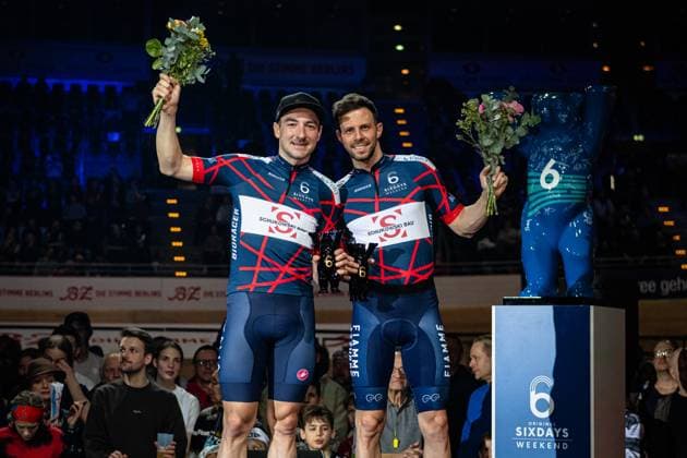 VIVIANI Elia, SCARTEZZINI Michele: Six Day Berlin 2025 Team 12 - VIVIANI Elia ( ITA ) - Black - SCARTEZZINI Michele ( ITA ) - Red Third Place - Award Ceremony - Medal Ceremony - Podium - Querformat - quer - horizontal - Landscape - Event Veranstaltung: Six Day Berlin 2025 - Category Kategorie: Cycling - Track cycling, Rad, Radsport, Bahnrad, Bahn Sixdays - Elite Men - Location Ort: Europe Germany - Berlin - Velodrom Berlin - Discipline: Madison - Distance: ... m - Date Datum: 01.02.2025 Saturday Day 2 -