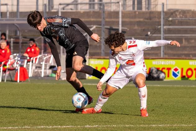 02.02.2025, Fussball: U19 DFB-Nachwuchsliga, Spieltag 01, Saison 2024 2025, 1.FC Koeln - FC Bayern Muenchen Franz-Kremer-Stadion in Köln. Zweikampf zwischen Roko Mijatovic (FC Bayern Muenchen, 04) und Justin Kai van der Hitz (1. FC Koeln, 07). Foto: Kirchner-Media Thomas Haesler
