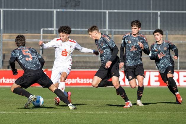 02.02.2025, Fussball: U19 DFB-Nachwuchsliga, Spieltag 01, Saison 2024 2025, 1.FC Koeln - FC Bayern Muenchen Franz-Kremer-Stadion in Köln. Zweikampf zwischen Luis Schaefer (FC Bayern Muenchen, 05) und Justin Kai van der Hitz (1. FC Koeln, 07). Foto: Kirchner-Media Thomas Haesler
