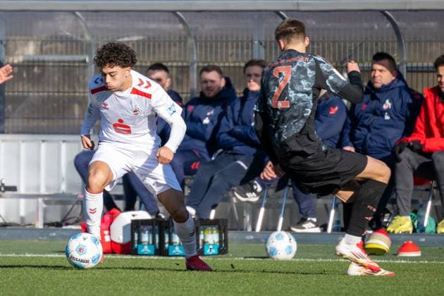 02.02.2025, Fussball: U19 DFB-Nachwuchsliga, Spieltag 01, Saison 2024 2025, 1.FC Koeln - FC Bayern Muenchen Franz-Kremer-Stadion in Köln. Zweikampf zwischen Justin Kai van der Hitz (1. FC Koeln, 07) und Magnus Dalpiaz (FC Bayern Muenchen, 02). Foto: Kirchner-Media Thomas Haesler