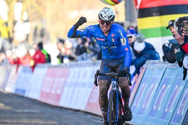 2025 UCI Cyclo-Cross WC - Men Junior LIEVIN, FRANCE - FEBRUARY 02 : Agostinacchio Mattia (ITA) celebrating his victory during the 2025 UCI Cyclo-Cross World Championships for Men Junior on February 02, 2025 in Lievin, France, 02 02 2025 Lievin France  Copyright: xNicoxVereeckenx