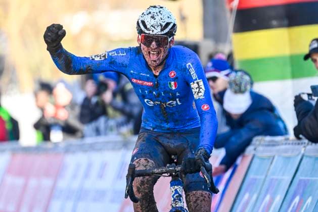 Sport Bilder des Tages 2025 UCI Cyclo-Cross WC - Men Junior LIEVIN, FRANCE - FEBRUARY 02 : Agostinacchio Mattia (ITA) celebrating his victory during the 2025 UCI Cyclo-Cross World Championships for Men Junior on February 02, 2025 in Lievin, France, 02 02 2025 Lievin France  Copyright: xNicoxVereeckenx