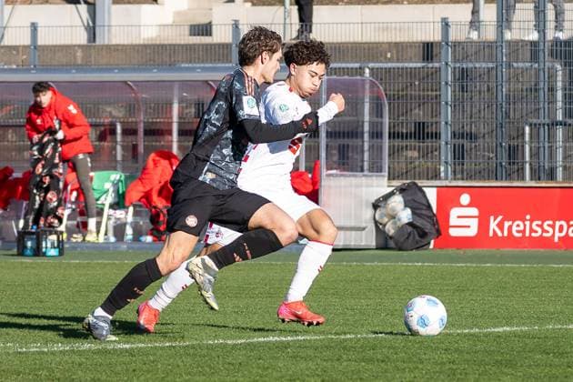 02.02.2025, Fussball: U19 DFB-Nachwuchsliga, Spieltag 01, Saison 2024 2025, 1.FC Koeln - FC Bayern Muenchen Franz-Kremer-Stadion in Köln. Zweikampf zwischen Luis Schaefer (FC Bayern Muenchen, 05) und Justin Kai van der Hitz (1. FC Koeln, 07). Foto: Kirchner-Media Thomas Haesler