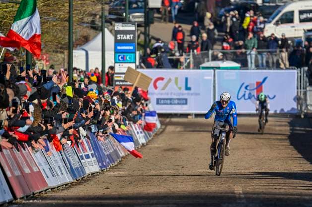 2025 UCI Cyclo-Cross WC - Men Junior LIEVIN, FRANCE - FEBRUARY 02 : Agostinacchio Mattia (ITA) celebrating his victory during the 2025 UCI Cyclo-Cross World Championships for Men Junior on February 02, 2025 in Lievin, France, 02 02 2025 Lievin France  Copyright: xNicoxVereeckenx