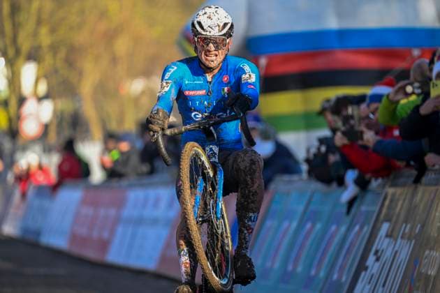 2025 UCI Cyclo-Cross WC - Men Junior LIEVIN, FRANCE - FEBRUARY 02 : Agostinacchio Mattia (ITA) celebrating his victory during the 2025 UCI Cyclo-Cross World Championships for Men Junior on February 02, 2025 in Lievin, France, 02 02 2025 Lievin France  Copyright: xNicoxVereeckenx