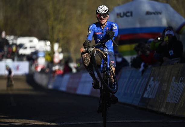 Italian Mattia Agostinacchio celebrates as he crosses the finish line to win the junior men competition of the UCI cyclocross World Championship, WM, Weltmeisterschaft in Lievin, France, Sunday 02 February 2025. The world championships are taking place from 31 January until 02 February. JASPERxJACOBS  x111633020x