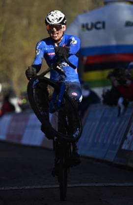 Italian Mattia Agostinacchio celebrates as he crosses the finish line to win the junior men competition of the UCI cyclocross World Championship, WM, Weltmeisterschaft in Lievin, France, Sunday 02 February 2025. The world championships are taking place from 31 January until 02 February. JASPERxJACOBS  x111633021x