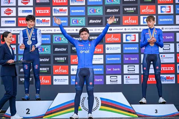 2025 UCI Cyclo-Cross WC - Men Junior LIEVIN, FRANCE - FEBRUARY 02 : Agostinacchio Mattia (ITA) , Bruyere Joumard Soren (FRA) , Grigolini Filippo (ITA) on the podium during the 2025 UCI Cyclo-Cross World Championships for Men Junior on February 02, 2025 in Lievin, France, 02 02 2025 Lievin France  Copyright: xNicoxVereeckenx