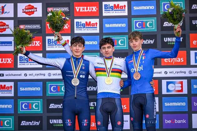 2025 UCI Cyclo-Cross WC - Men Junior LIEVIN, FRANCE - FEBRUARY 02 : Agostinacchio Mattia (ITA) , Bruyere Joumard Soren (FRA) , Grigolini Filippo (ITA) on the podium during the 2025 UCI Cyclo-Cross World Championships for Men Junior on February 02, 2025 in Lievin, France, 02 02 2025 Lievin France  Copyright: xNicoxVereeckenx