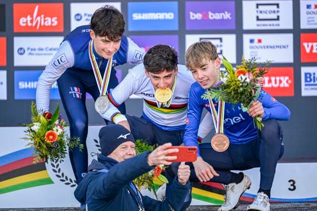 2025 UCI Cyclo-Cross WC - Men Junior LIEVIN, FRANCE - FEBRUARY 02 : Agostinacchio Mattia (ITA) , Grigolini Filippo (ITA) , Bruyere Joumard Soren (FRA) on the podium during the 2025 UCI Cyclo-Cross World Championships for Men Junior on February 02, 2025 in Lievin, France, 02 02 2025 Lievin France  Copyright: xNicoxVereeckenx