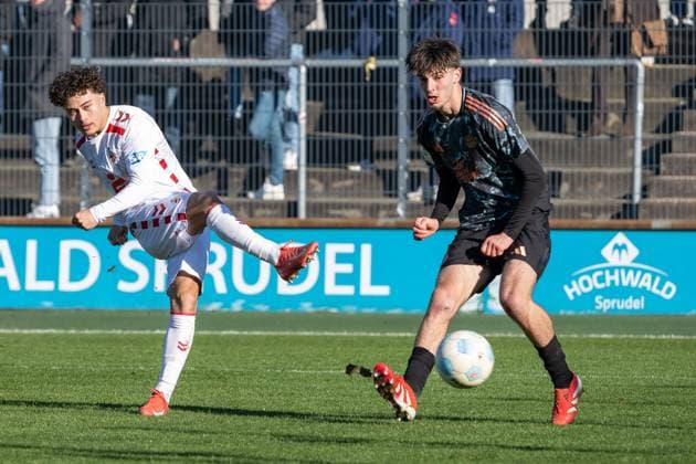 02.02.2025, Fussball: U19 DFB-Nachwuchsliga, Spieltag 01, Saison 2024 2025, 1.FC Koeln - FC Bayern Muenchen Franz-Kremer-Stadion in Köln. Justin Kai van der Hitz (1. FC Koeln, 07) kommt gegen Roko Mijatovic (FC Bayern Muenchen, 04) zum Schuss. Foto: Kirchner-Media Thomas Haesler