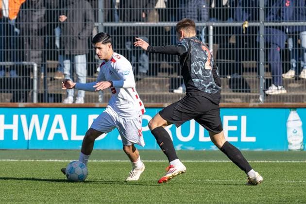 02.02.2025, Fussball: U19 DFB-Nachwuchsliga, Spieltag 01, Saison 2024 2025, 1.FC Koeln - FC Bayern Muenchen Franz-Kremer-Stadion in Köln. Zweikampf zwischen Kian Hekmat (1. FC Koeln, 10) und Magnus Dalpiaz (FC Bayern Muenchen, 02). Foto: Kirchner-Media Thomas Haesler