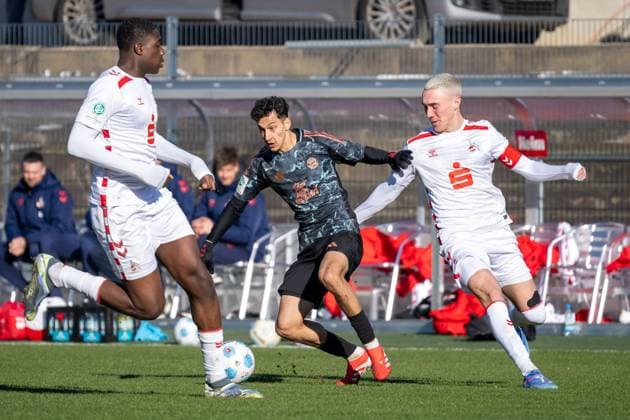 02.02.2025, Fussball: U19 DFB-Nachwuchsliga, Spieltag 01, Saison 2024 2025, 1.FC Koeln - FC Bayern Muenchen Franz-Kremer-Stadion in Köln. Zweikampf zwischen Mudaser Sadat (FC Bayern Muenchen, 11) und Nick Zimmermann (1. FC Koeln, 02). Davor Assad Kotya Fofana (1. FC Koeln, 04). Foto: Kirchner-Media Thomas Haesler