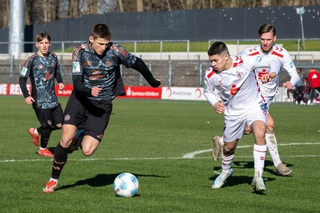 02.02.2025, Fussball: U19 DFB-Nachwuchsliga, Spieltag 01, Saison 2024 2025, 1.FC Koeln - FC Bayern Muenchen Franz-Kremer-Stadion in Köln. Zweikampf zwischen Magnus Dalpiaz (FC Bayern Muenchen, 02) und Fayssal Harchaoui (1. FC Koeln, 06). Foto: Kirchner-Media Thomas Haesler