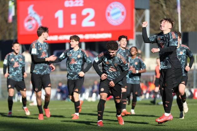 Jussef Nasrawe (FC Bayern Muenchen) Torjubel,jubelt mit seiner Mannschaft nach dem Treffer zum 1:3 waehrend des Spiels der U19 DFB-Nachwuchsliga Hauptrunde A Liga A zwischen 1.FC Köln U19 und FC Bayern Muenchen U19, Franz-Kremer-Stadion am 02. February 2025 in Köln, Deutschland. (Foto von Oliver Kaelke DeFodi Images) +++ Jussef Nasrawe (FC Bayern Muenchen) celebrates after scoring his team s third goal with teammates during the U19 DFB-Nachwuchsliga Hauptrunde A Liga A match between 1.FC Köln U19 and FC Bayern Muenchen at Franz-Kremer-Stadion on February 2, 2025 in Cologne, Germany. (Photo by Oliver Kaelke DeFodi Images) (Photo by Oliver Kaelke DeFodi Images) Defodi-678_2025_02_02_OK_FCKFCB_0922
