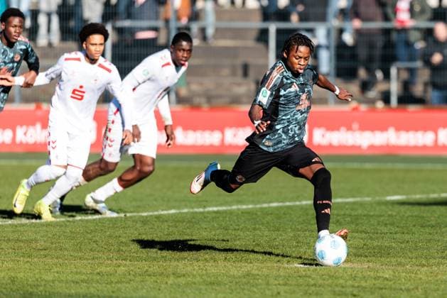 A-Junioren Bundesliga U19 Hauptrunde: 1. FC Köln U19 - FC Bayern München U19; 02.02.2025 Wisdom Mike (FC Bayern München U19, 14) schießt den Elfmeter zum 1:4 A-Junioren Bundesliga U19 DFB Nachwuchsliga - Hauptrunde Liga A Gruppe A 24 25: 1. FC Köln U19 - FC Bayern München U19, Köln, Franz-Kremer-Stadion DFB REGULATIONS PROHIBIT ANY USE OF PHOTOGRAPHS AS IMAGE SEQUENCES AND OR QUASI-VIDEO.