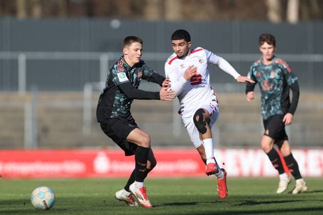 Magnus Dalpiaz (FC Bayern Muenchen) und Fayssal Harchaoui (1.FC Köln U19) im Zweikampf waehrend des Spiels der U19 DFB-Nachwuchsliga Hauptrunde A Liga A zwischen 1.FC Köln U19 und FC Bayern Muenchen U19, Franz-Kremer-Stadion am 02. February 2025 in Köln, Deutschland. (Foto von Oliver Kaelke DeFodi Images) +++ Magnus Dalpiaz (FC Bayern Muenchen) und Fayssal Harchaoui (1.FC Köln U19) battle for the ball during the U19 DFB-Nachwuchsliga Hauptrunde A Liga A match between 1.FC Köln U19 and FC Bayern Muenchen at Franz-Kremer-Stadion on February 2, 2025 in Cologne, Germany. (Photo by Oliver Kaelke DeFodi Images) (Photo by Oliver Kaelke DeFodi Images) Defodi-678_2025_02_02_OK_FCKFCB_1061
