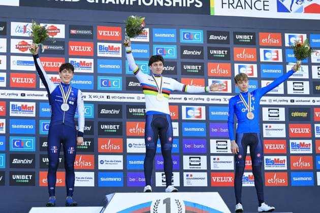 CICLISMO - Ciclocross - 2025 UCI Cyclo-Cross World Championships World Championship, WM, Weltmeisterschaft Cyclo-Cross 2025 - Lievin, France - Junior Men - Mattia Agostinaccio, Filippo Grigolini, Bruyere Joumard during the award ceremony during 2025 UCI Cyclo-Cross World Championships, Cyclocross race in Lievin, France, February 02 2025 Lievin France  Copyright: xIPAxSport ABACAx