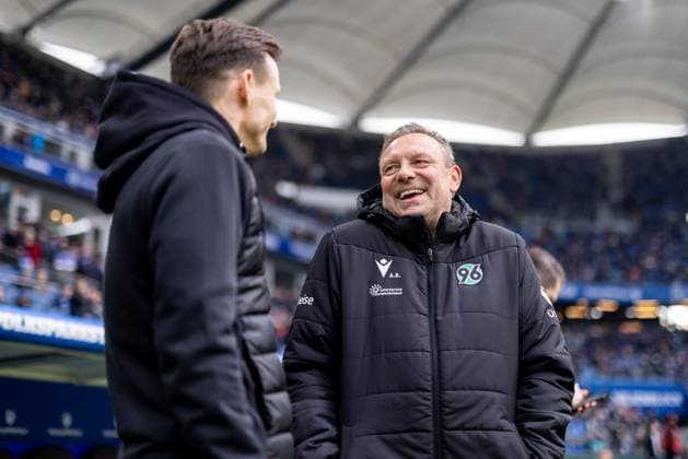 Hamburg, 2. Februar 2025 - Fußball, 2. Bundesliga 2024 25, Hamburger SV - Hannover 96: Claus Costa (Hamburger SV, Direktor Profifußball) , Andre Breitenreiter (Hannover 96, Trainer) DFL REGULATIONS PROHIBIT ANY USE OF PHOTOGRAPHS AS IMAGE SEQUENCES AND OR QUASI-VIDEO.