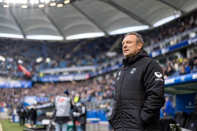 Hamburg, 2. Februar 2025 - Fußball, 2. Bundesliga 2024 25, Hamburger SV - Hannover 96: Andre Breitenreiter (Hannover 96, Trainer) DFL REGULATIONS PROHIBIT ANY USE OF PHOTOGRAPHS AS IMAGE SEQUENCES AND OR QUASI-VIDEO.