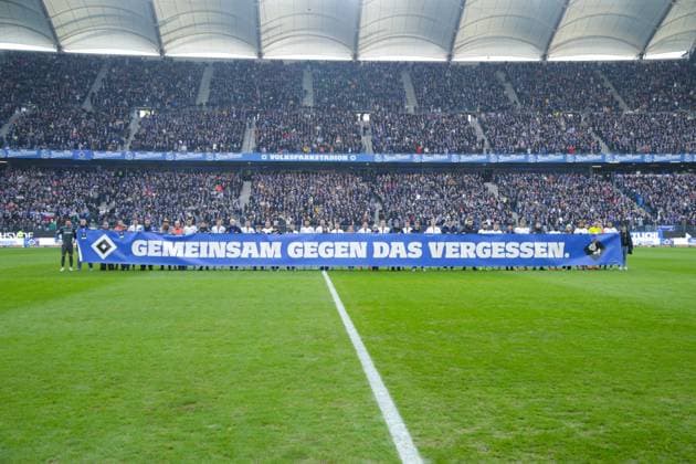 GER,Hamburg, Fussball, DFB, Hamburger SV vs Hannover 96 , im Hamburger Volksparkstadion , 02.02.2025 , v.l. Gemeinsam gegen das vergessen, Symbolfoto, Symbolbild DFL regulations prohibit any use of photographs as image sequences and or quasi-video.