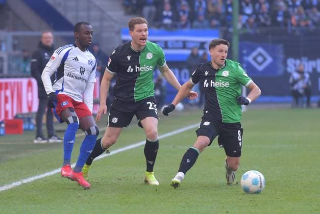 02.02.2025, xblx, Fussball 2.Bundesliga, Hamburger SV - Hannover 96 v.l. Jean-Luc Dompe (Hamburg, HSV, Hamburger SV), Marcel Halstenberg (Hannover 96), Enzo Leopold (Hannover 96) (DFL DFB REGULATIONS PROHIBIT ANY USE OF PHOTOGRAPHS as IMAGE SEQUENCES and or QUASI-VIDEO) Hamburg
