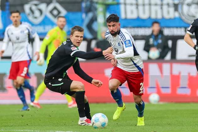 Fabian Kunze (Hannover 96) und Marco Richter (Hamburger SV) kaempfen um den Ball, 2. Bundesliga, Hamburger SV vs Hannover 96, Volksparkstadion am 02. February 2025 in Hamburg, Deutschland. (Foto von Marco Steinbrenner DeFodi Images) Fabian Kunze (Hannover 96) und Marco Richter (Hamburger SV) battle for the ball, 2. Bundesliga, Hamburger SV vs Hannover 96, Volksparkstadion, February 2, 2025 in Hamburg, Germany. (Photo by Marco Steinbrenner DeFodi Images) DFB DFL REGULATIONS PROHIBIT ANY USE OF PHOTOGRAPHS AS IMAGE SEQUENCES AND OR QUASI-VIDEO. Defodi-700_hsv_hannover_20250102_032