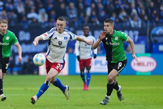 Silvan Hefti (Hamburger SV, 30), Nicolo Tresoldi (Hannover 96, 09) GER, Hamburger SV vs. Hannover 96, Fussball, 2. Bundesliga, Spieltag 20, Saison 2024 2025, 02.02.2025 DFL REGULATIONS PROHIBIT ANY USE OF PHOTOGRAPHS AS IMAGE SEQUENCES AND OR QUASI-VIDEO GER, Hamburger SV vs. Hannover 96, Fussball, 2. Bundesliga, Spieltag 20, Saison 2024 2025, 02.02.2025 Hamburg