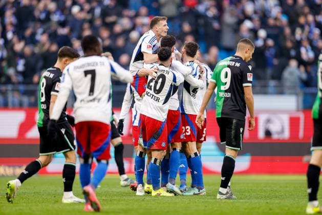 Hamburg, 2. Februar 2025 - Fußball, 2. Bundesliga 2024 25, Hamburger SV - Hannover 96: Spieler bejubeln Treffer zum 1:0 durch Silvan Hefti (Hamburger SV, 30) DFL REGULATIONS PROHIBIT ANY USE OF PHOTOGRAPHS AS IMAGE SEQUENCES AND OR QUASI-VIDEO.