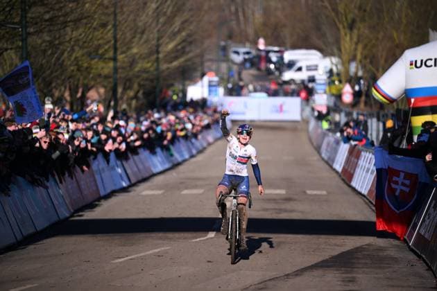 2025 UCI Cyclo-Cross WC - Women Under 23 LIEVIN, FRANCE - FEBRUARY 02 : Backstedt Zoe (GBR) celebrating her victory in action during the 2025 UCI Cyclo-Cross World Championships for Women Under 23 on February 02, 2025 in Lievin, France, 02 02 2025 Lievin France  Copyright: xTsix