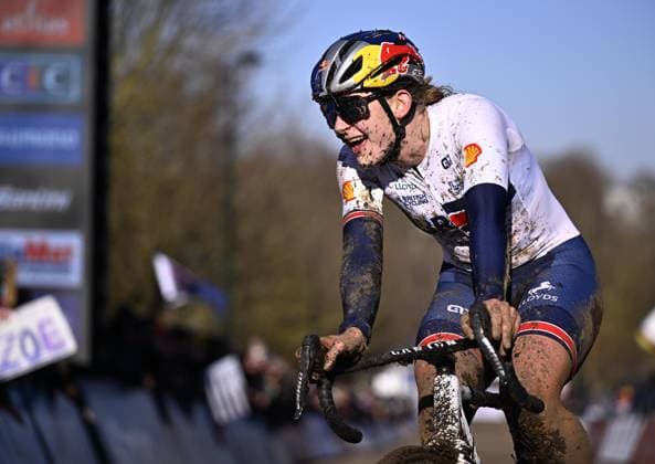 British Zoe Backstedt celebrates as she crosses the finish line to win the U23 women competition of the UCI cyclocross World Championship, WM, Weltmeisterschaft in Lievin, France, Sunday 02 February 2025. The world championships are taking place from 31 January until 02 February. JASPERxJACOBS  x111639932x