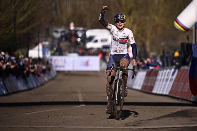 British Zoe Backstedt celebrates as she crosses the finish line to win the U23 women competition of the UCI cyclocross World Championship, WM, Weltmeisterschaft in Lievin, France, Sunday 02 February 2025. The world championships are taking place from 31 January until 02 February. JASPERxJACOBS  x111639944x