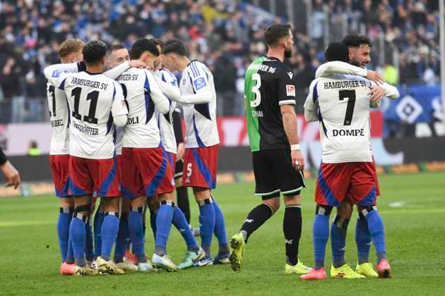 GER; 2. FBL,, Hamburger SV vs Hannover 96 02.02.2025, Volksparkstadion, Hamburg, GER; 2. FBL, Hamburger SV vs Hannover 96 im Bild Silvan Hefti (Hamburg 30) schiesst das Tor zum 1-0 fuer Hamburg und jubelt mit der Mannschaft