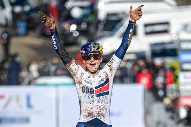 2025 UCI Cyclo-Cross WC - Women Under 23 LIEVIN, FRANCE - FEBRUARY 02 : Backstedt Zoe (GBR) celebrating her victory during the 2025 UCI Cyclo-Cross World Championships for Women Under 23 on February 02, 2025 in Lievin, France, 02 02 2025 Lievin France  Copyright: xNicoxVereeckenx
