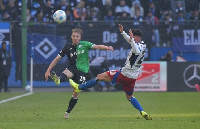 02.02.2025, xblx, Fussball 2.Bundesliga, Hamburger SV - Hannover 96 v.l. Jannik Dehm (Hannover 96), Marco Richter (Hamburg, HSV, Hamburger SV) (DFL DFB REGULATIONS PROHIBIT ANY USE OF PHOTOGRAPHS as IMAGE SEQUENCES and or QUASI-VIDEO) Hamburg