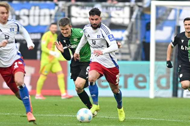 GER; 2. FBL,, Hamburger SV vs Hannover 96 02.02.2025, Volksparkstadion, Hamburg, GER; 2. FBL, Hamburger SV vs Hannover 96 im Bild Marco Richter (Hamburg 20) versucht sich gegen Fabian Kunze (Hannover 06) durchzusetzen